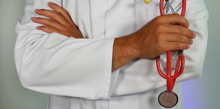Sağlık sigortası danışmanlığı sırasında doktorla görüşen hasta