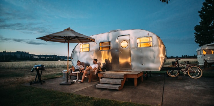 Doğada park etmiş çekme karavan